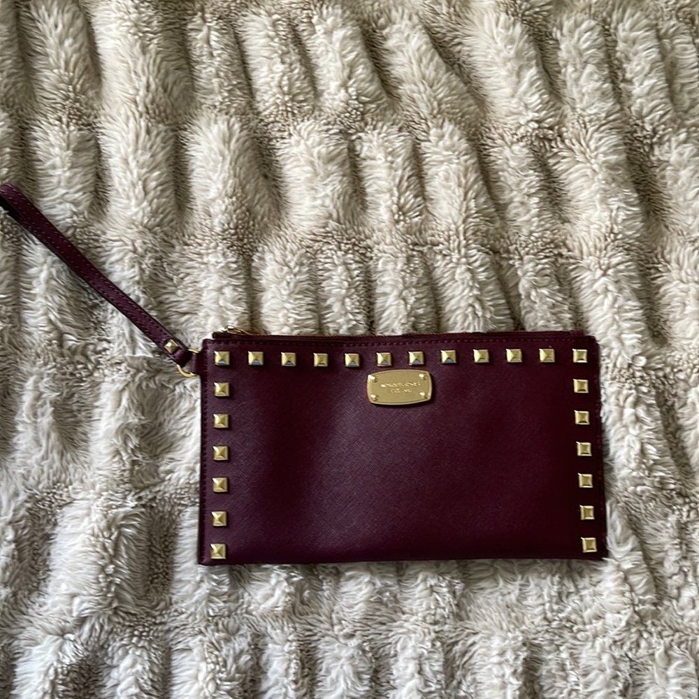 BRAND NEW Michael Kors Wristlet clutch with gold detailing! Includes 8card slots